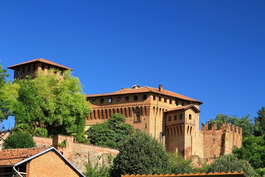 Castello di Barengo: A Fortified Residence in Northern Italy 1 Castello di Barengo
