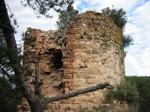 Castle of Font-rubí: A Medieval Frontier Stronghold in Spain