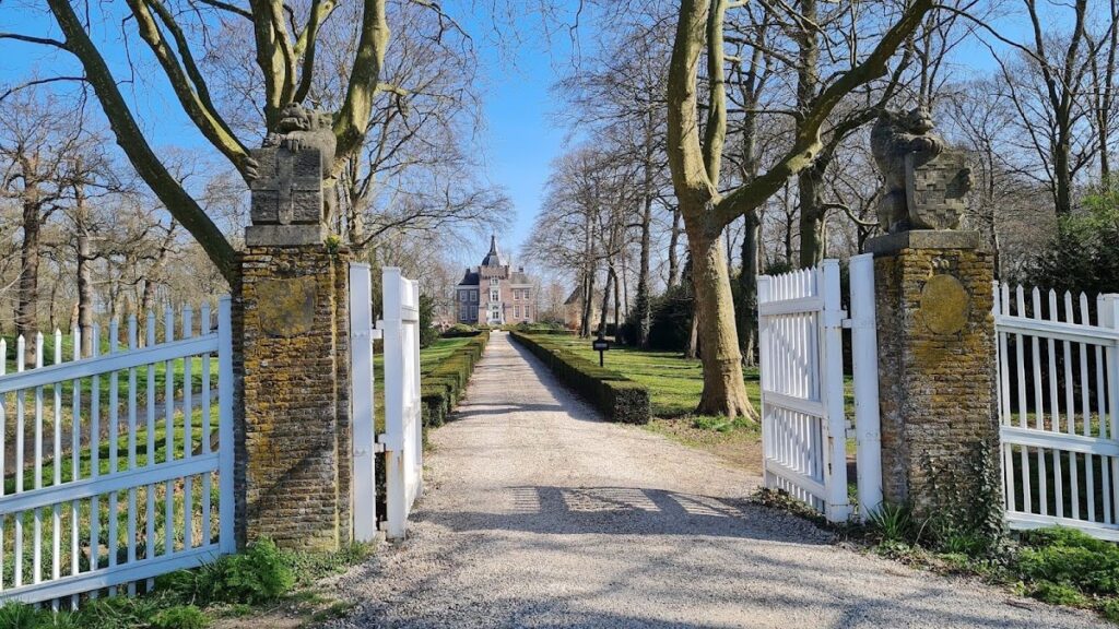 Heukelum Castle: A Medieval Fortress and Later Residence in the Netherlands 2 Heukelum Castle