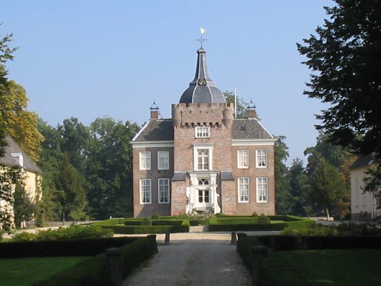 Heukelum Castle: A Medieval Fortress and Later Residence in the Netherlands
