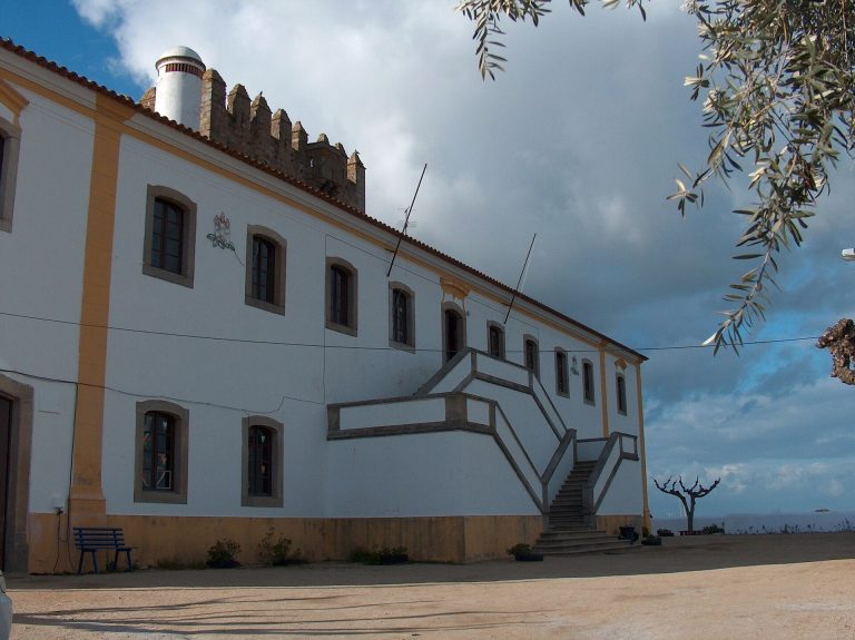 Castelo de Torre de Coelheiros: A Medieval Manor House in Portugal