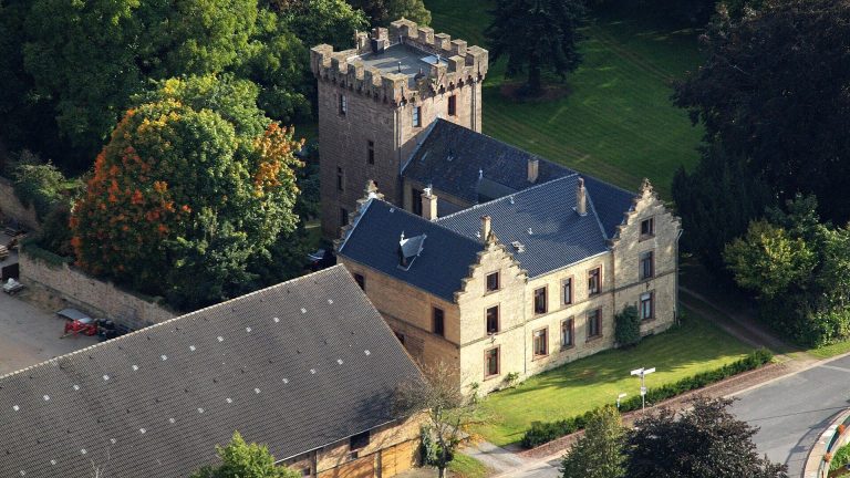 Burg Vlatten: A Medieval Moated Castle in Germany
