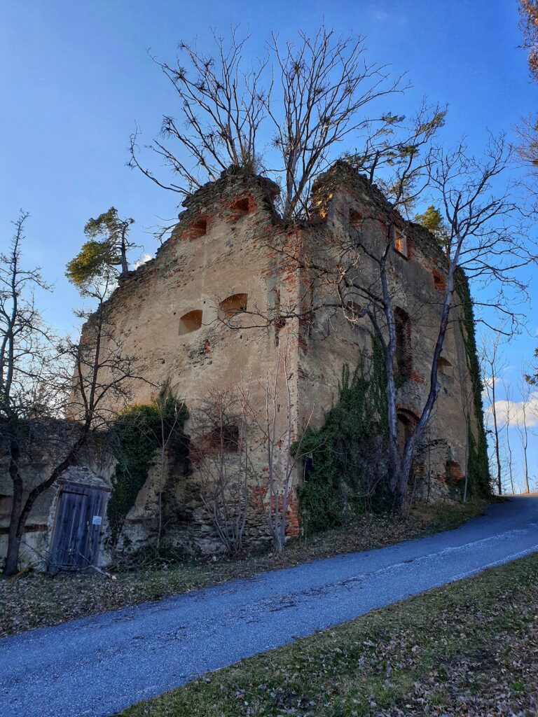Altschielleiten Castle: A Medieval Fortress in Austria 7 Altschielleiten