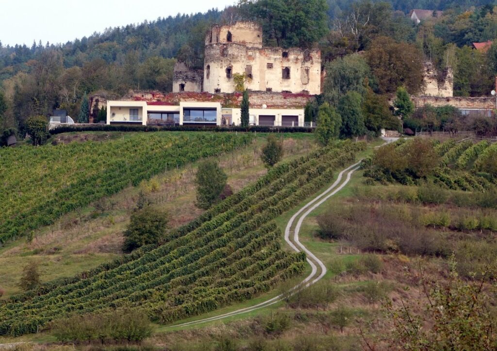 Altschielleiten Castle: A Medieval Fortress in Austria 9 Altschielleiten