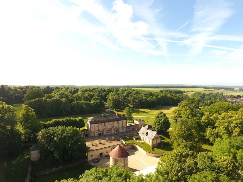 Château de Fresneaux-Montchevreuil: An Aristocratic Residence in France 1 Château de Fresneaux-Montchevreuil