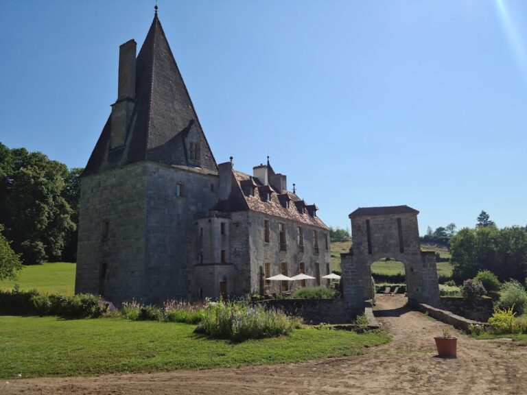 Château de Morlet: A Fortified Noble Residence in France
