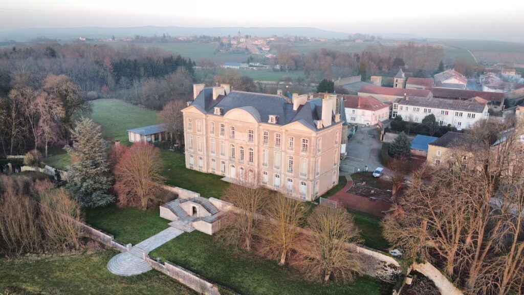Château d'Aulnois d'Aulnois-sur-Seille: A Historic Château and Community School 1 Château d'Aulnois d'Aulnois-sur-Seille