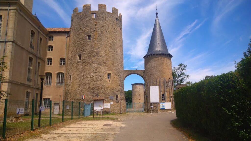Château d'Aulnois d'Aulnois-sur-Seille: A Historic Château and Community School 3 Château d'Aulnois d'Aulnois-sur-Seille