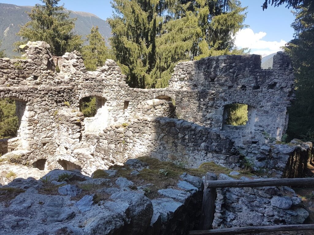 Altrasen Castle: Ancestral Seat and Regional Court in South Tyrol 1 Altrasen Castle