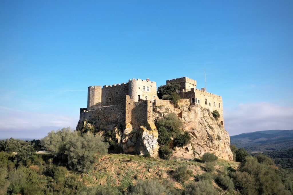 Château de Saint-Martin de Toques: A Medieval Fortified Castle in France 1 Château de Saint-Martin de Toques