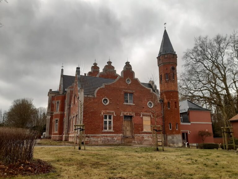 Gutshaus Parow: A Historic Manor House in Kramerhof, Germany