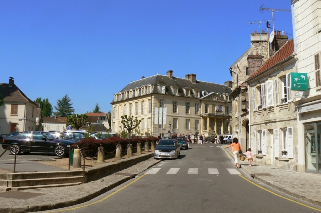 Town Hall of Viarmes: A Château Reused as a Municipal Building 3 Town hall of Viarmes