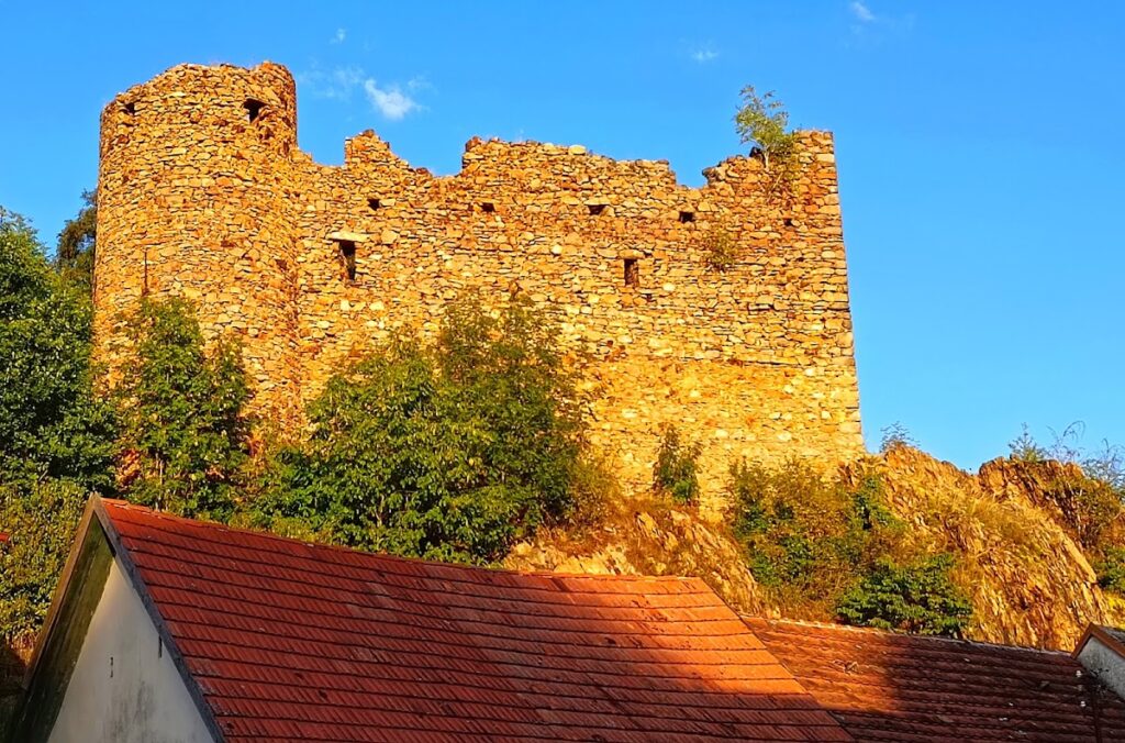 Zavlekov Fortress: A Medieval Stronghold in the Czech Republic 7 Zavlekov