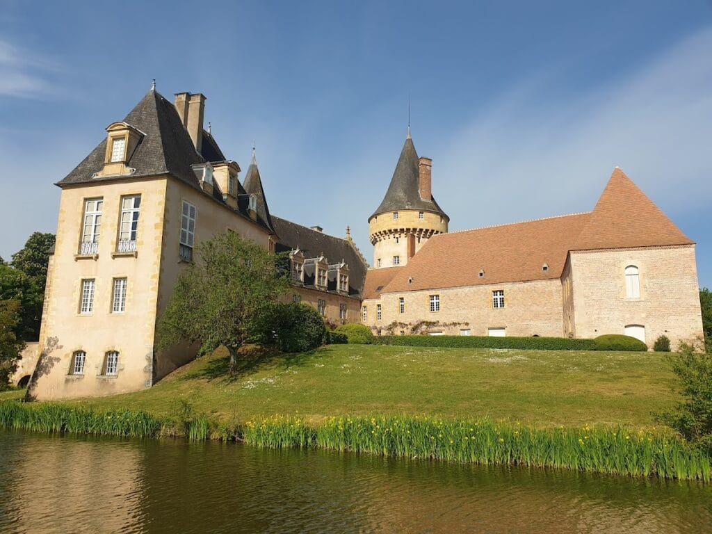 Saligny Castle: A Medieval Fortified Castle in France 1 Château de Saligny