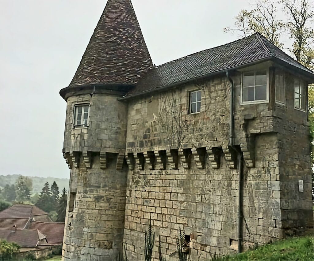 Château de Rupt-sur-Saône: A Fortified Castle and Historic Estate in France 1 Château de Rupt-sur-Saône
