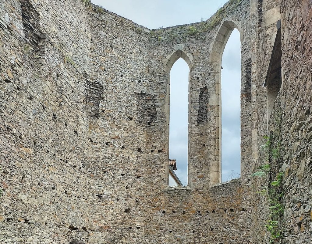 Kuglvajt: A Medieval Gothic Castle Ruin in Czechia 1 Kuglvajt