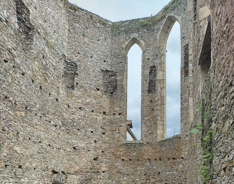 Kuglvajt: A Medieval Gothic Castle Ruin in Czechia