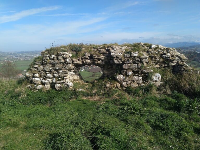 Castillo de Vispieres: A Historic Watchtower in Santillana del Mar, Spain