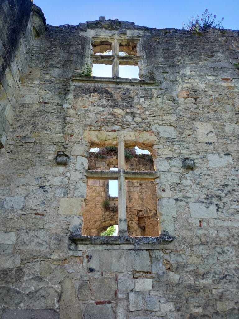 Château Barrière: A Ruined Medieval Castle in Périgueux, France 3 Château Barrière