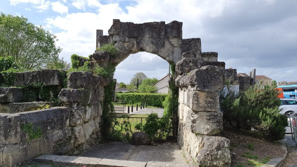 Château Barrière: A Ruined Medieval Castle in Périgueux, France 4 Château Barrière