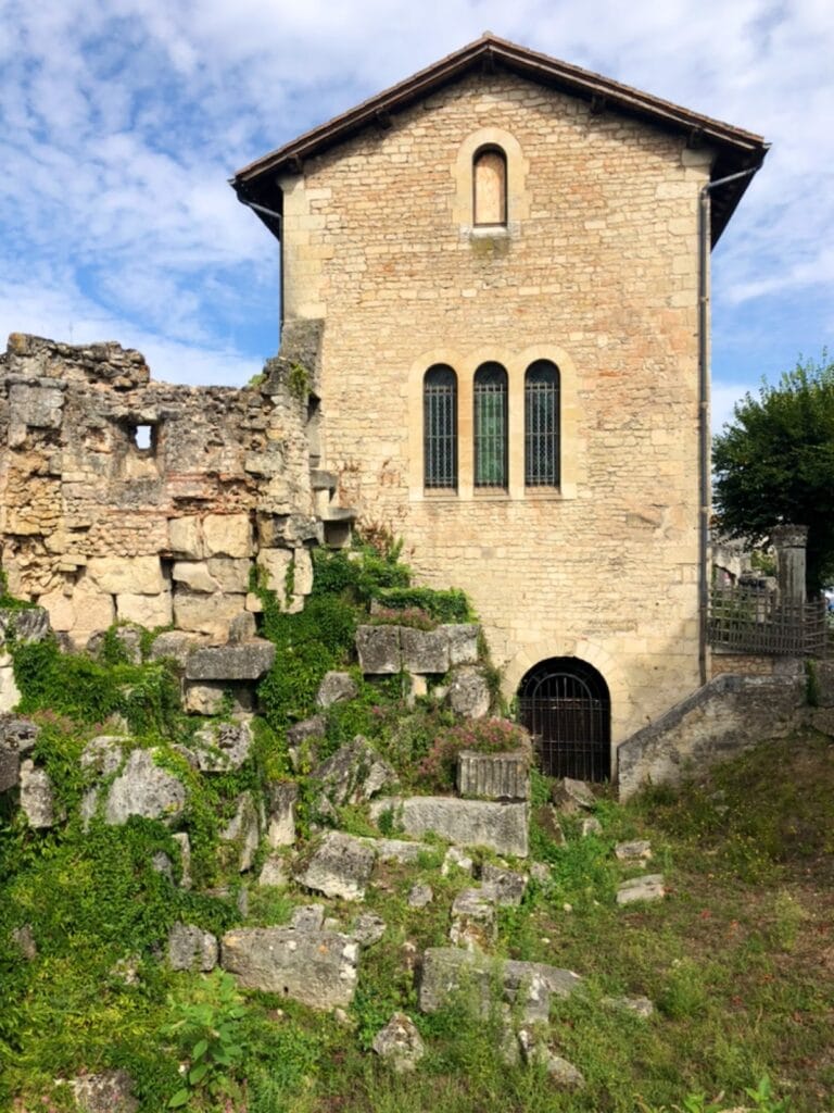 Château Barrière: A Ruined Medieval Castle in Périgueux, France 5 Château Barrière