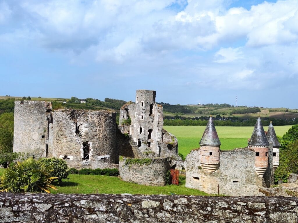 Haute-Guerche Castle: A Medieval Fortress-Residence in France 2 Château de la Haute-Guerche