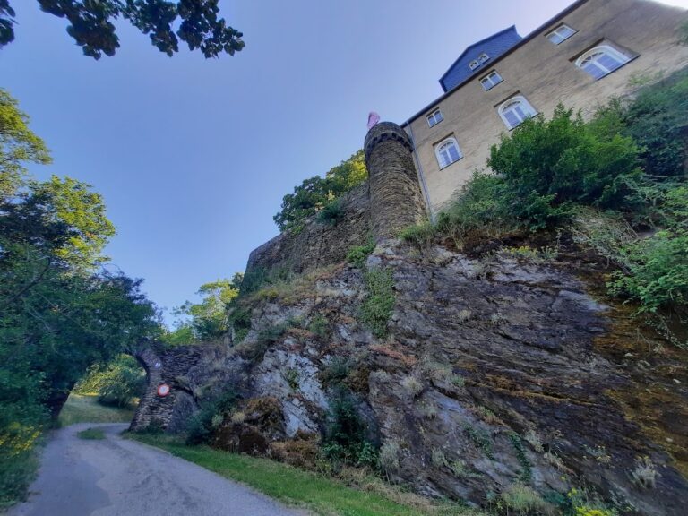 Schloß Schöneck: A Historic Medieval Castle in Boppard, Germany