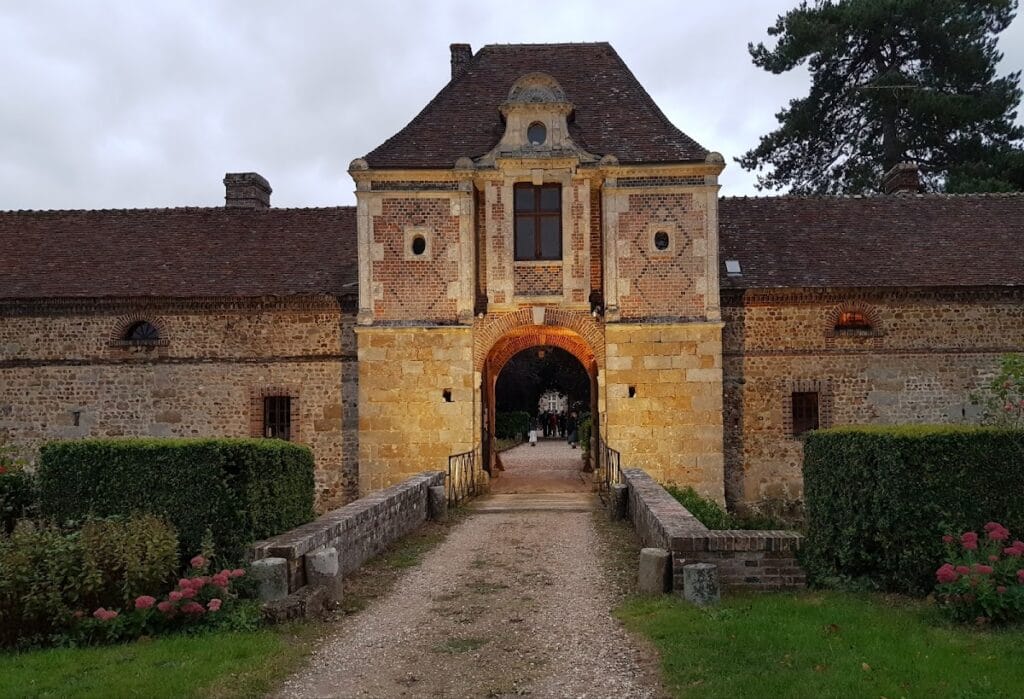 Manoir du Blanc-Buisson: A Medieval Fortified Residence in France 2 Manoir du Blanc-Buisson