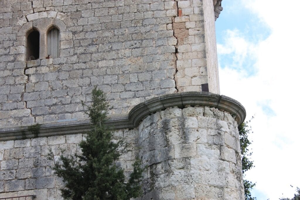Castillo de Mazuelo de Muñó: A Fortified Tower in Burgos, Spain 2 Castillo de Mazuelo de Muñó