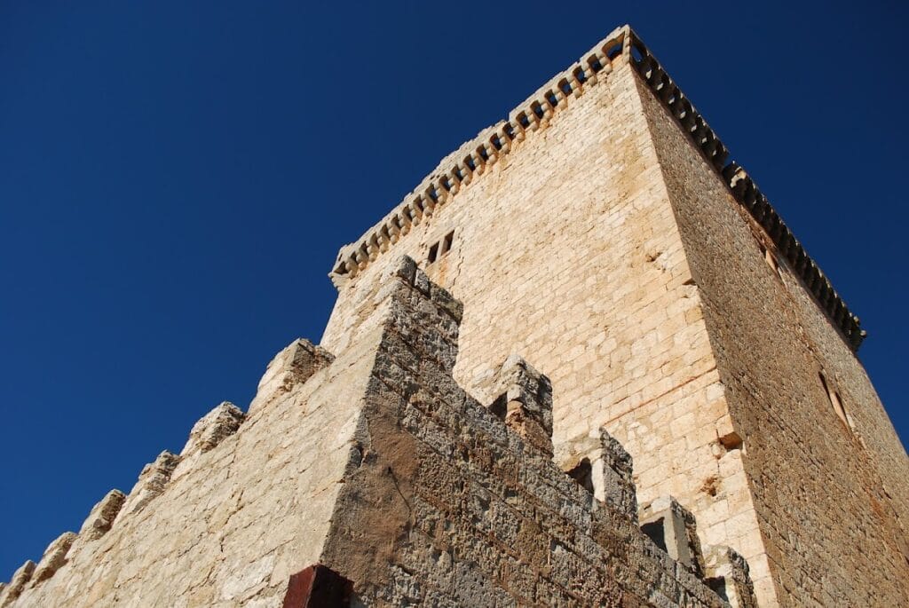 Castillo de Mazuelo de Muñó: A Fortified Tower in Burgos, Spain 4 Castillo de Mazuelo de Muñó