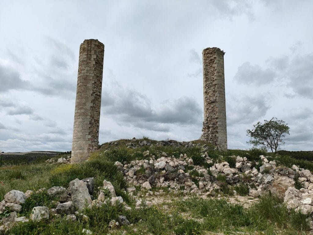 Castle of Canillas de Esgueva: A Frontier and Seigneurial Fortress in Spain 1 Castle of Canillas de Esgueva