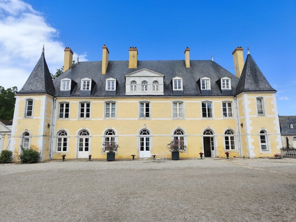 Château de Dobert: A Historic Estate in Avoise, France 6 Château de Dobert