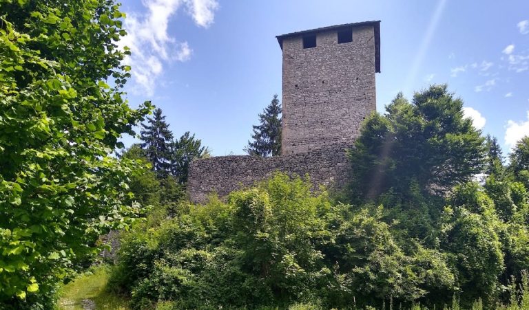Khünburg Castle Ruin: A Romanesque Rock Castle in Austria