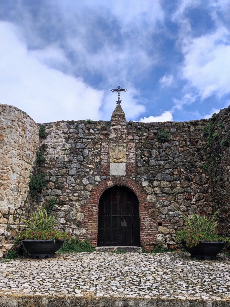Castillo y Cementerio