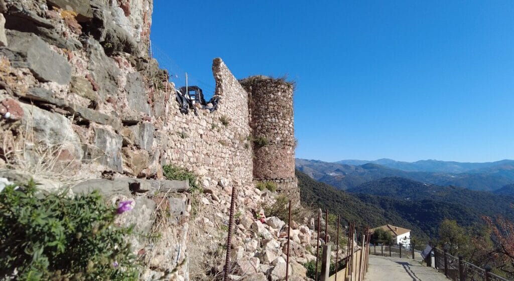 Castillo y Cementerio