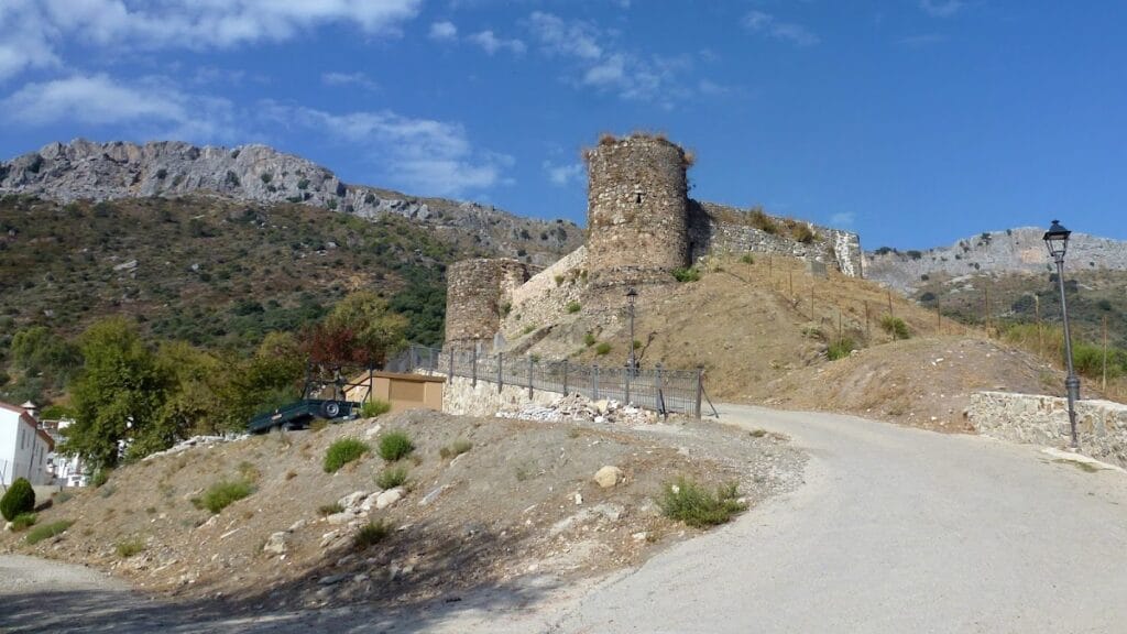 Castillo y Cementerio