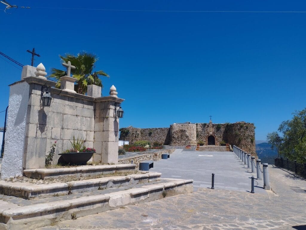 Castillo y Cementerio