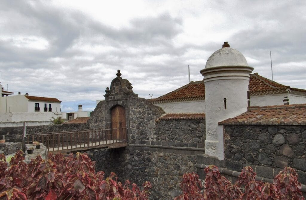 Castle of Santa Catalina: A Habsburg-Era Fortification in Spain 1 Castle of Santa Catalina