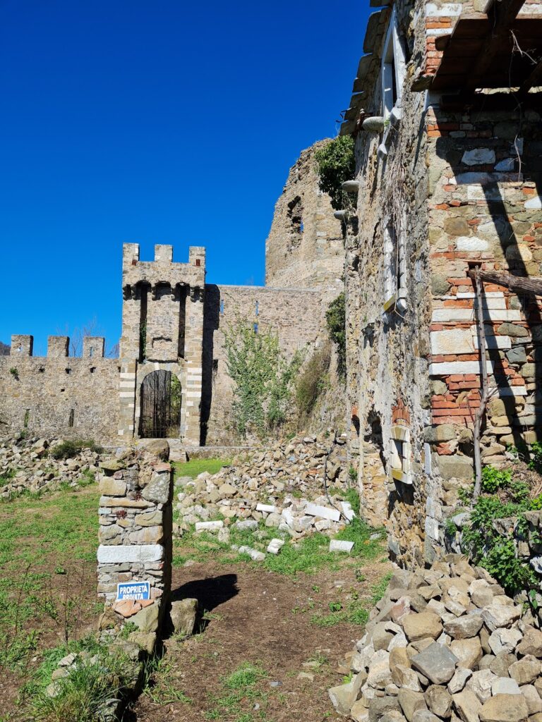Castello di Moneta: A Historic Fortress in Carrara, Italy