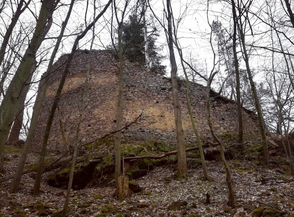Strádov: A Gothic Spur Castle in Czechia 3 Strádov