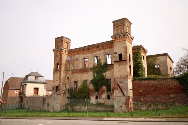 Burg Hemmerich: A Historic Castle in Bornheim, Germany