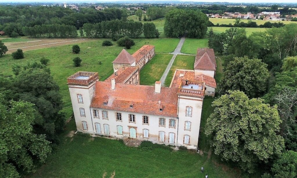 Château de Berthier: A Historic Castle in France 2 Château de Berthier