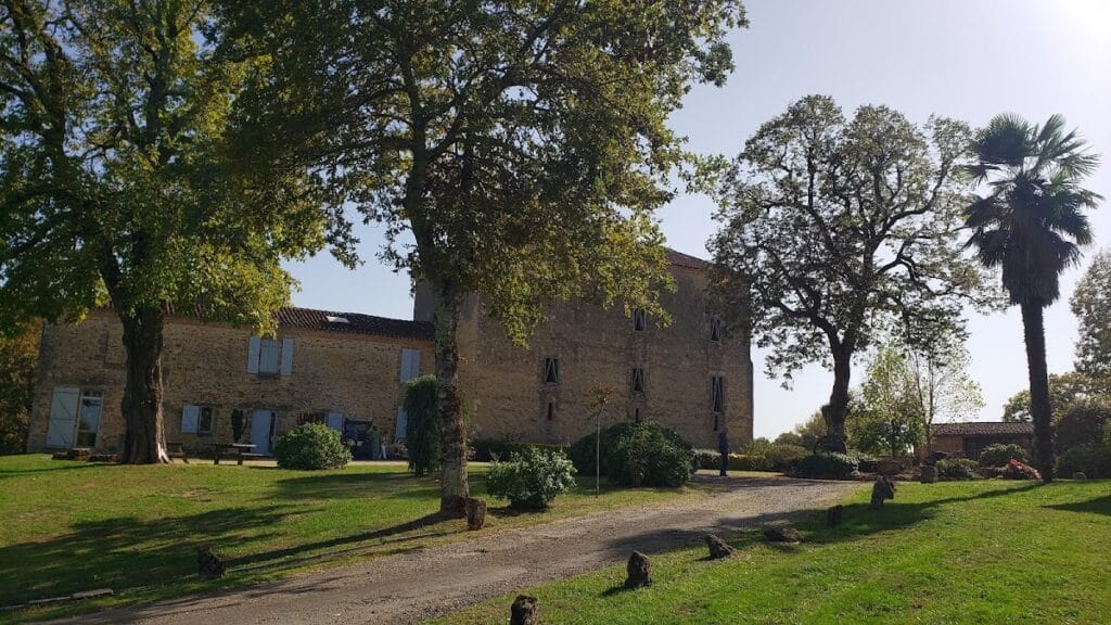 Château d'Aon: A Thirteenth-Century Fortified House in France 1 Château d'Aon