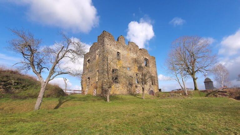 Burg Dill: A Medieval Castle in Dill, Germany