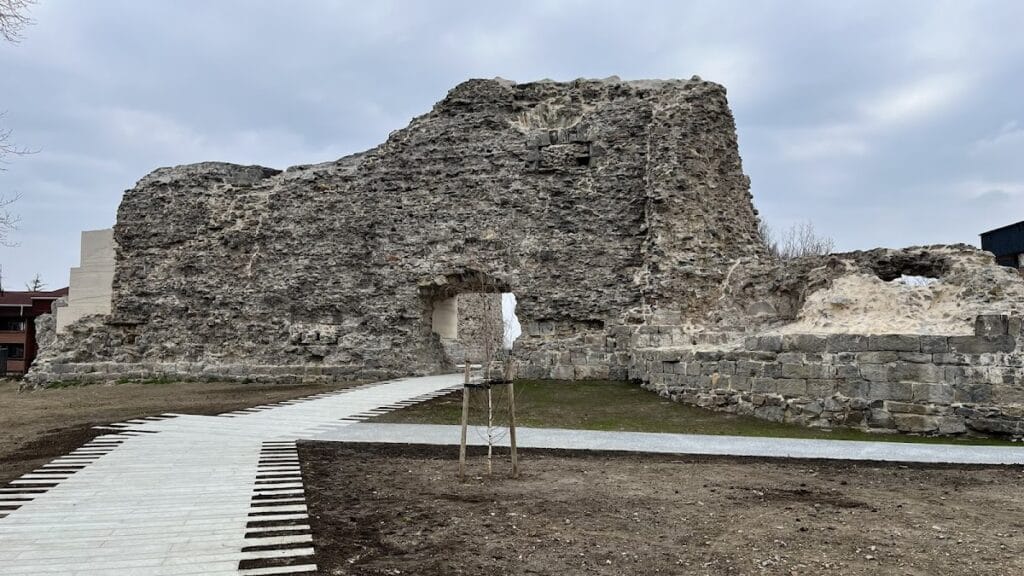 Gaztelu Zahar gaztelua: A Frontier Fortress in Spain 5 Gaztelu Zahar gaztelua