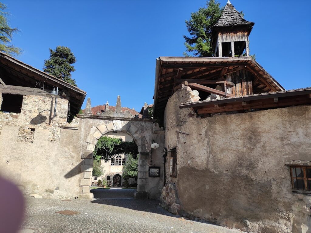 Fahlburg Castle: A Medieval and Renaissance Landmark in Italy 10 Fahlburg