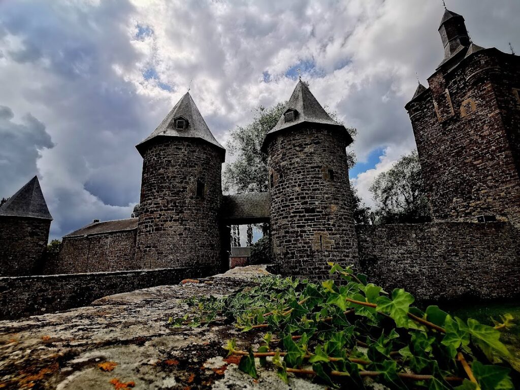 Sombreffe Castle: A Historic Fortress and Residence in Belgium 6 Sombreffe Castle