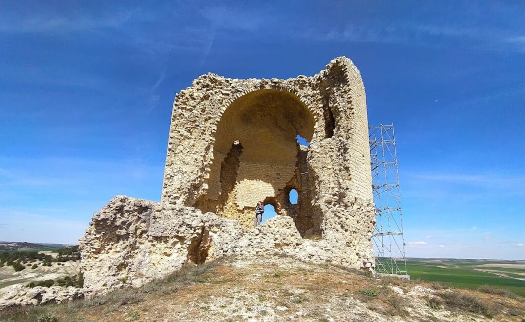 Castle of Mota del Marqués: A Seigneurial Fortress in Valladolid 1 Castle of Mota del Marqués