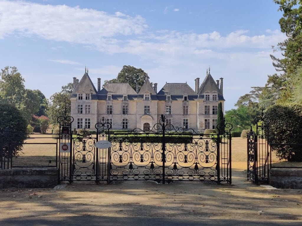 Château de Ravignan: A Historic Noble Estate in Perquie, France 7 Château de Ravignan