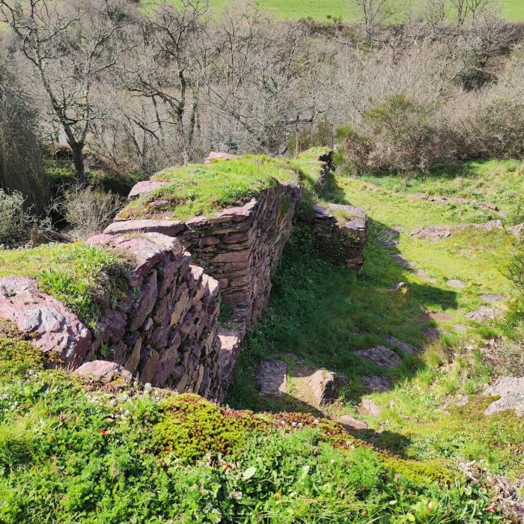 Castle of Boutavent: A Medieval Fortified Site in Brittany 1 Castle of Boutavent